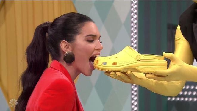 Məşhur modelə verilişdə ayaqqabı yedirtdilər - FOTOLAR